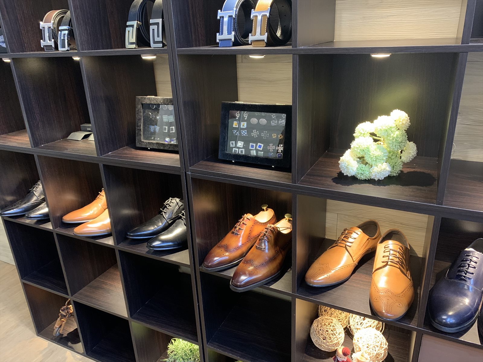 店內皮鞋與西裝配件展示