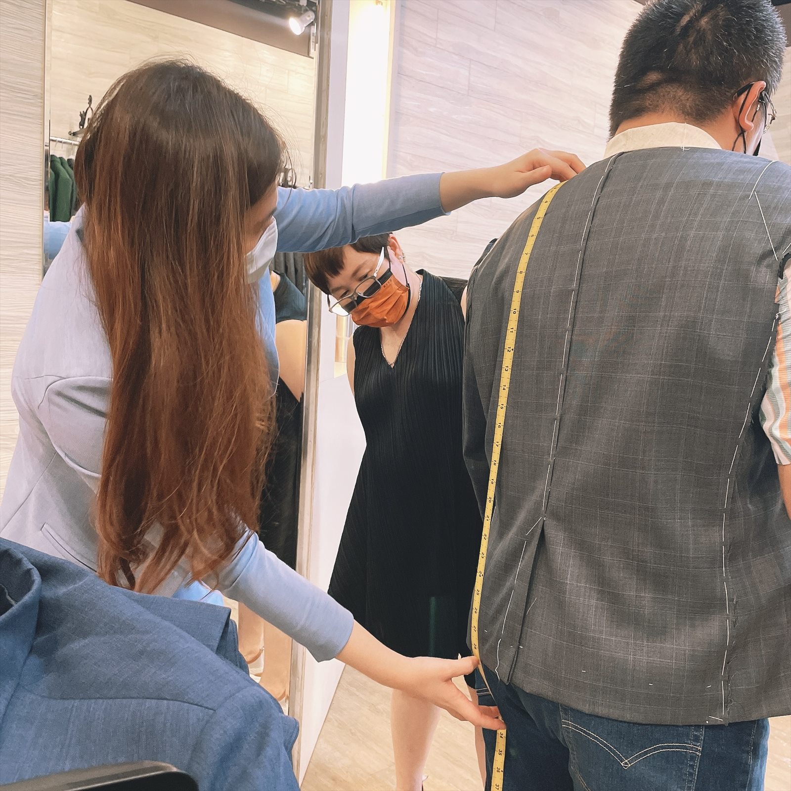 試穿階段由服務人員確認西裝背面與衣長